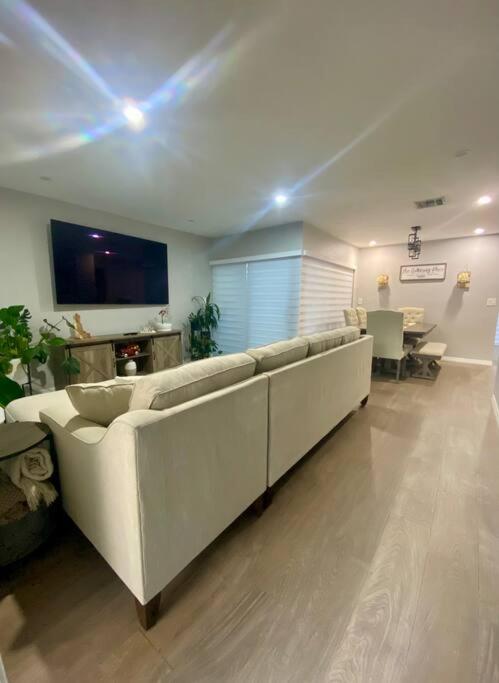 Cozy 2 Bedroom Modern Farmhouse in Miami view 5