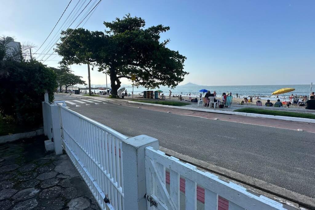 Triplex, pé na areia, vista mar, cond. frente mar