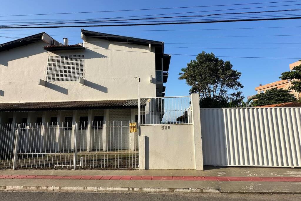 Triplex, pé na areia, vista mar, cond. frente mar