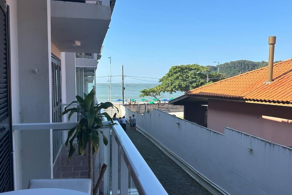 Triplex, pé na areia, vista mar, cond. frente mar
