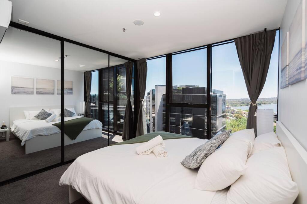 Modern 2b2b Apt -2 king bed-2 parking-UC-Westfield
