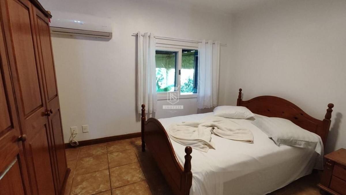 A90 - Casa com piscina e linda vista - centro de Bombinhas