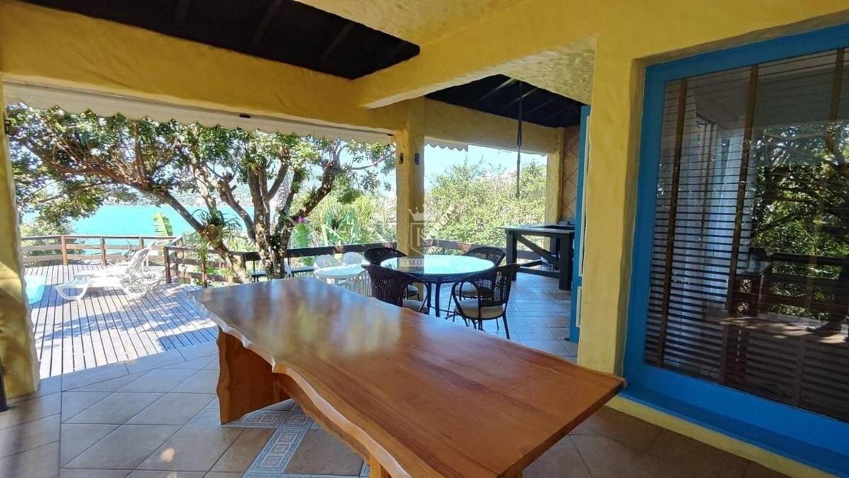 A90 - Casa com piscina e linda vista - centro de Bombinhas