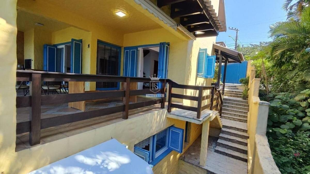 A90 - Casa com piscina e linda vista - centro de Bombinhas