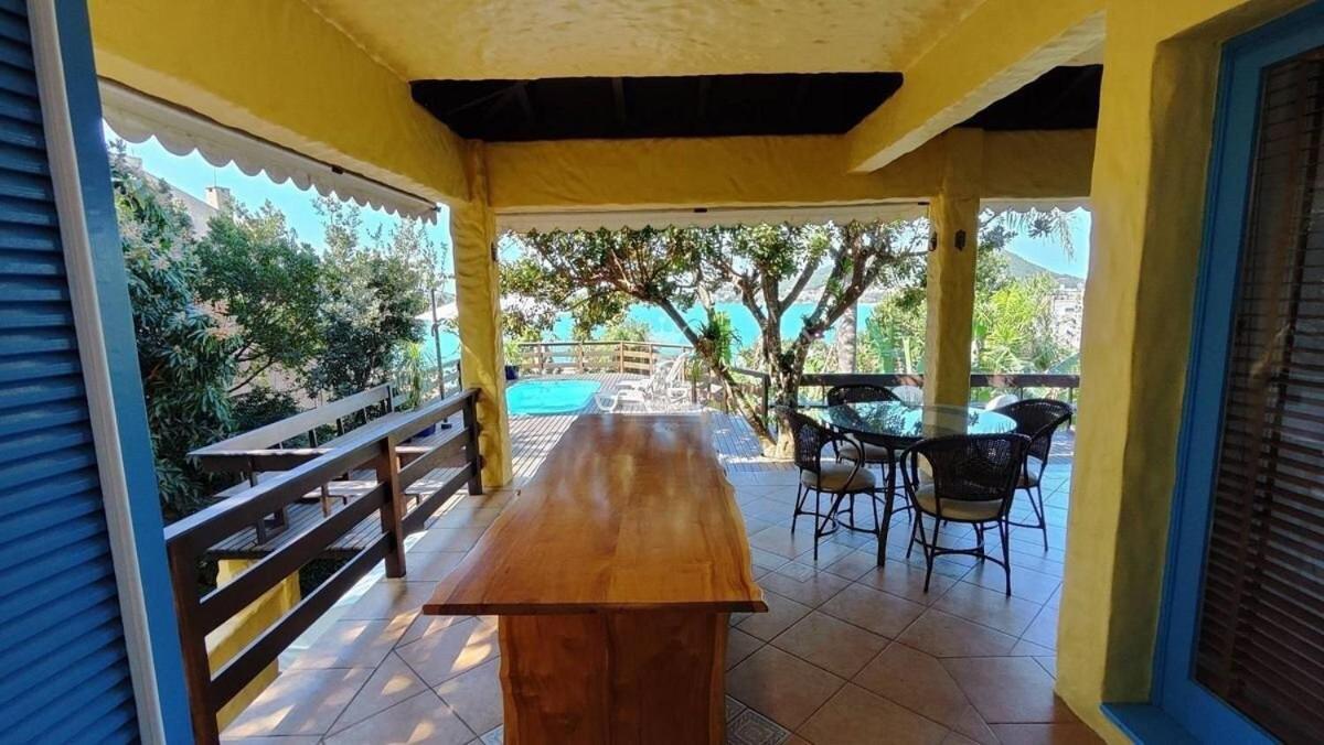 A90 - Casa com piscina e linda vista - centro de Bombinhas