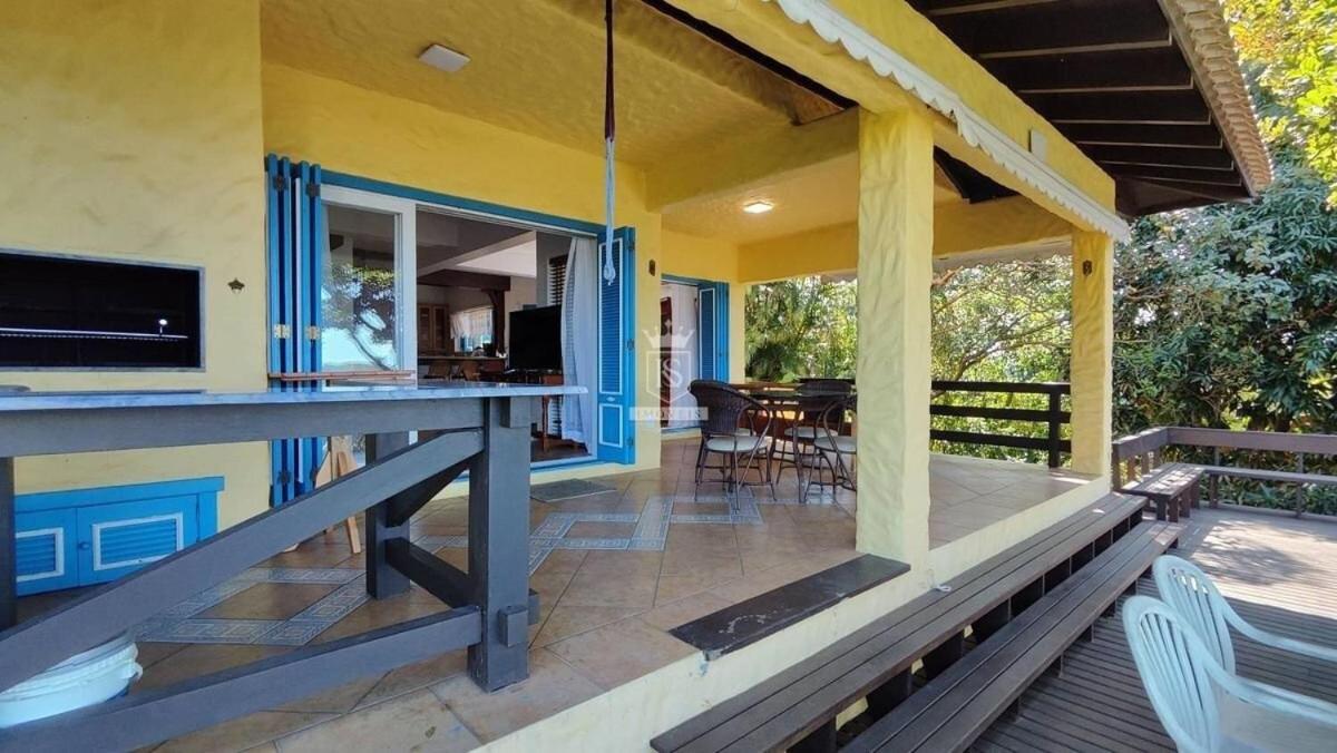 A90 - Casa com piscina e linda vista - centro de Bombinhas
