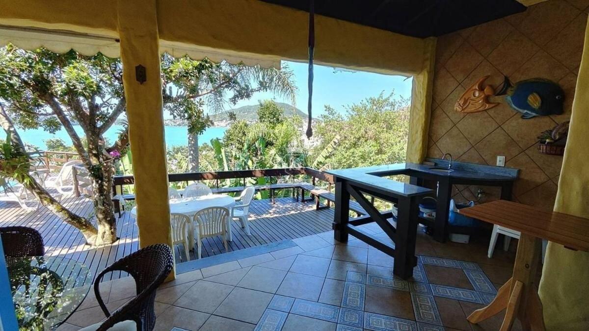 A90 - Casa com piscina e linda vista - centro de Bombinhas