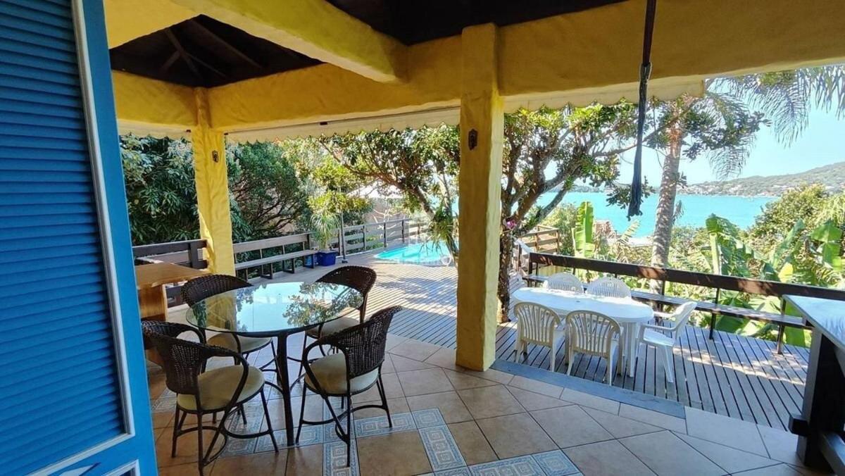A90 - Casa com piscina e linda vista - centro de Bombinhas