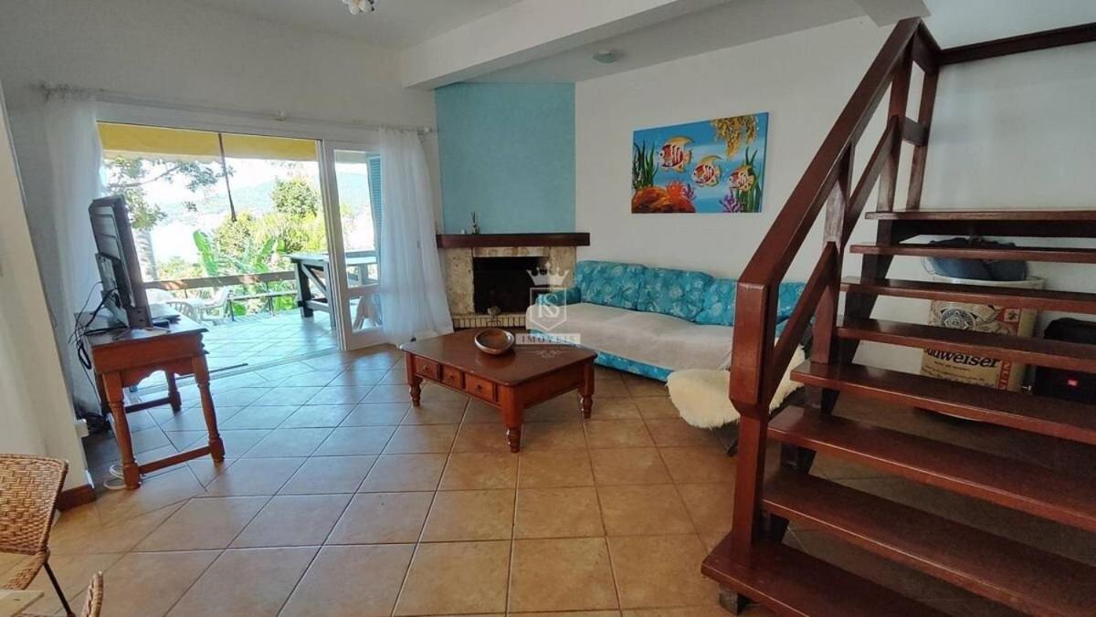 A90 - Casa com piscina e linda vista - centro de Bombinhas