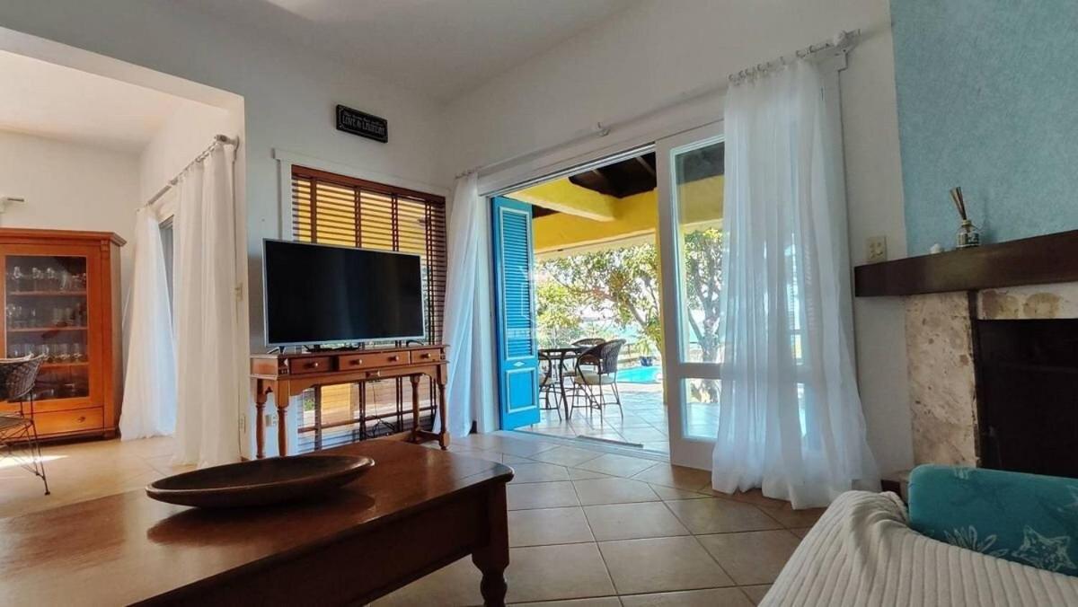 A90 - Casa com piscina e linda vista - centro de Bombinhas