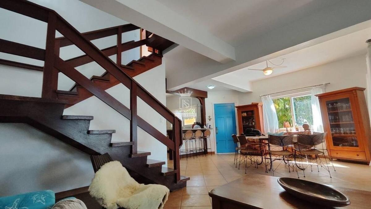 A90 - Casa com piscina e linda vista - centro de Bombinhas