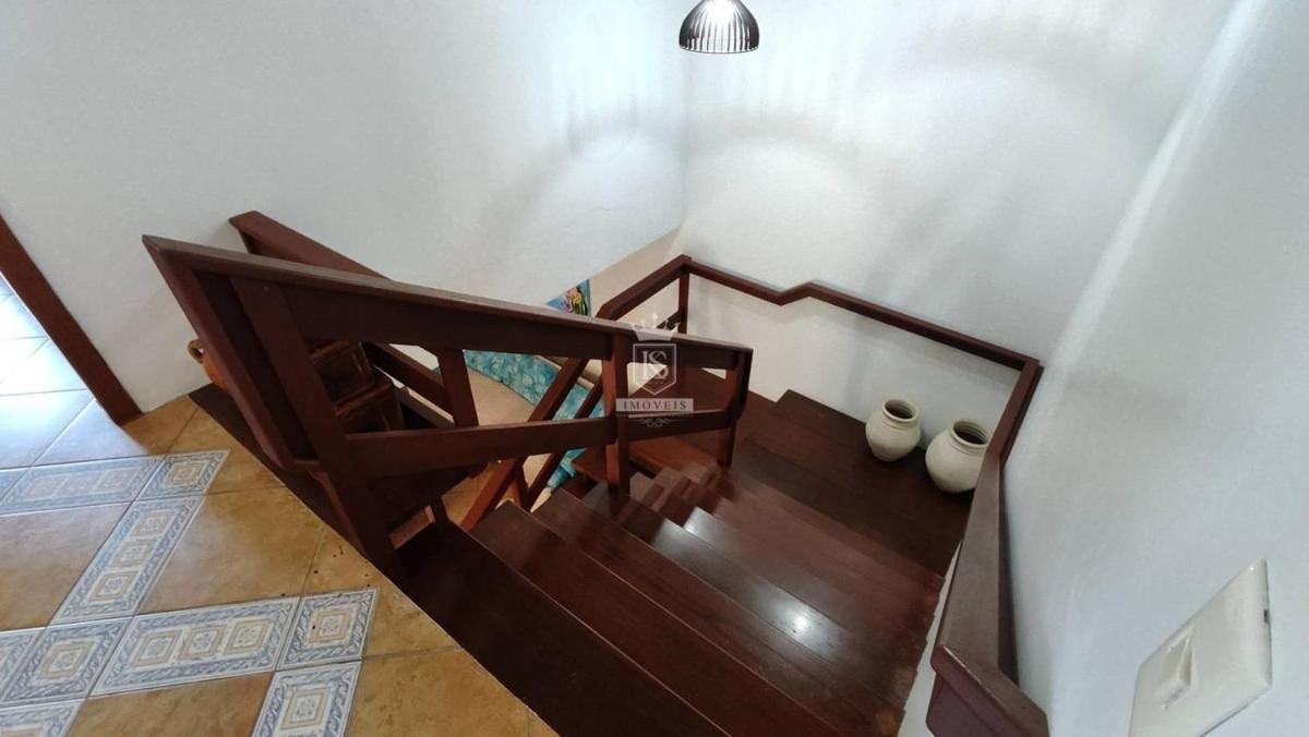 A90 - Casa com piscina e linda vista - centro de Bombinhas