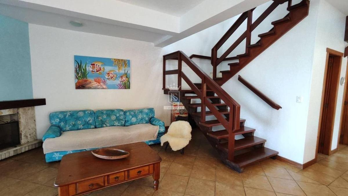 A90 - Casa com piscina e linda vista - centro de Bombinhas