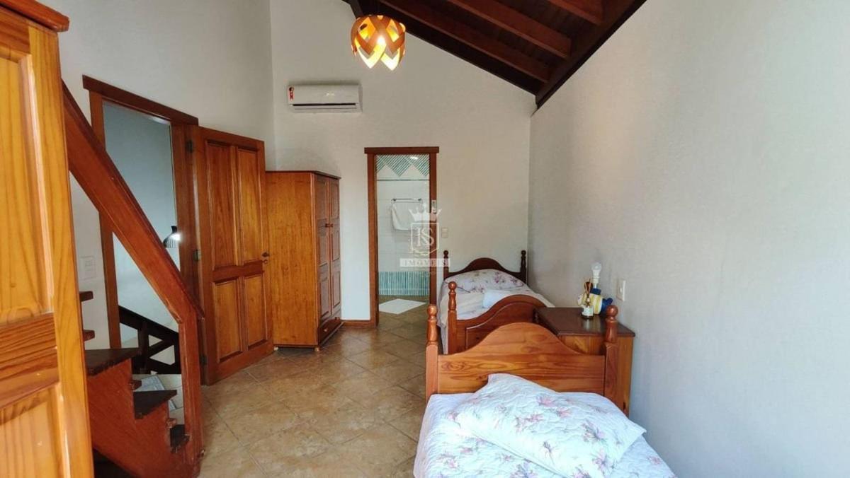 A90 - Casa com piscina e linda vista - centro de Bombinhas