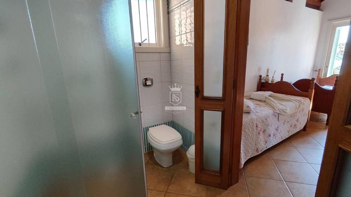 A90 - Casa com piscina e linda vista - centro de Bombinhas