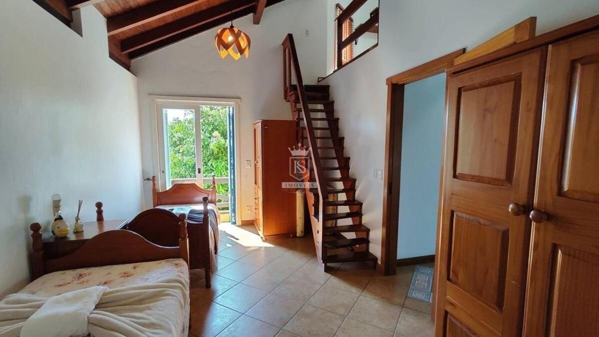 A90 - Casa com piscina e linda vista - centro de Bombinhas