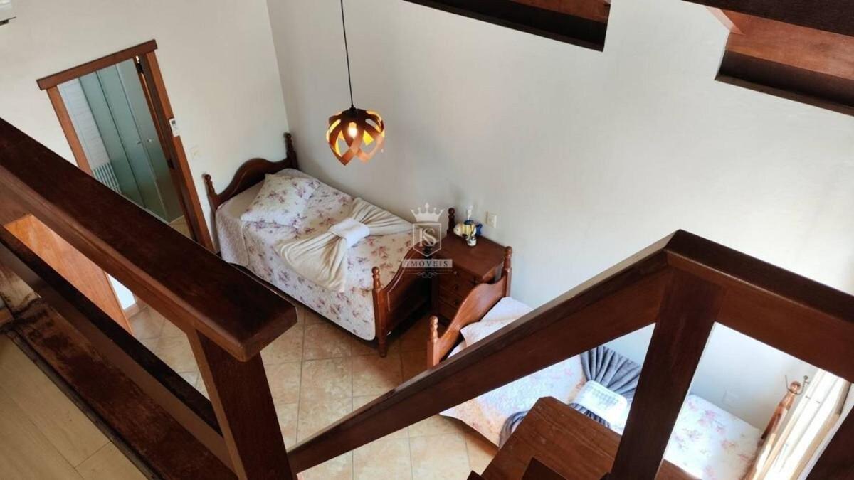 A90 - Casa com piscina e linda vista - centro de Bombinhas
