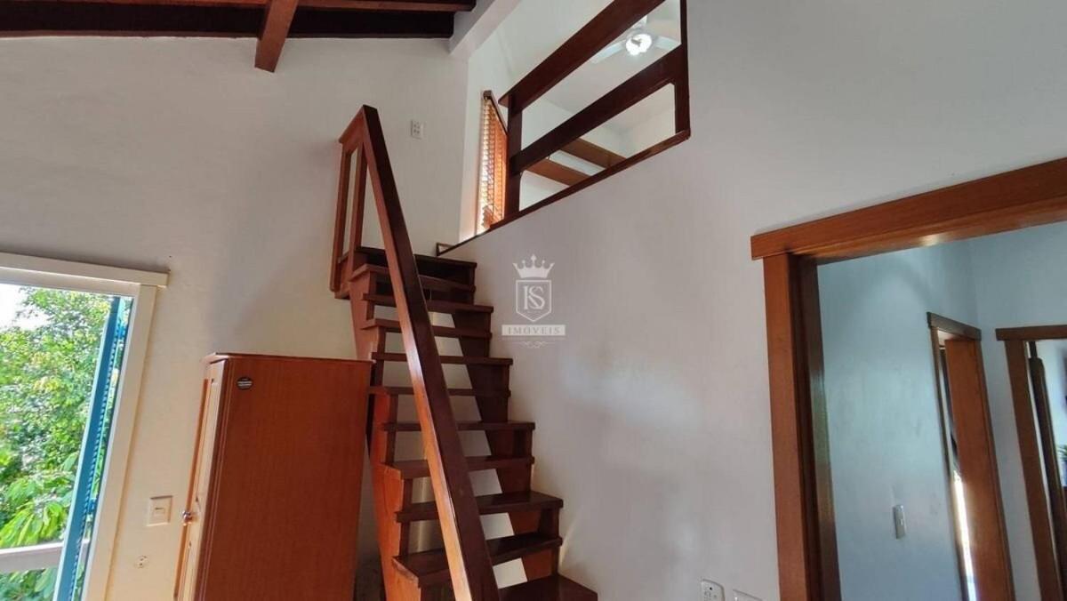 A90 - Casa com piscina e linda vista - centro de Bombinhas