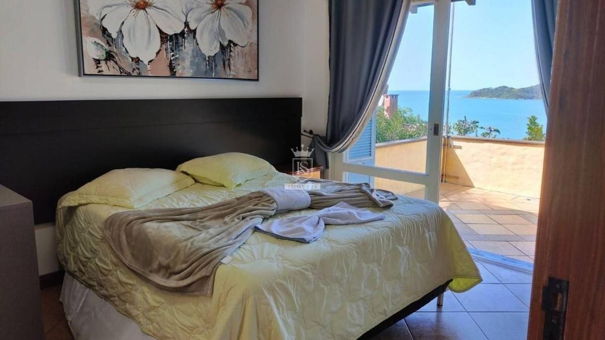 A90 - Casa com piscina e linda vista - centro de Bombinhas