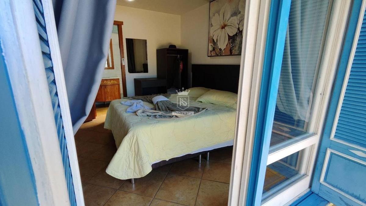 A90 - Casa com piscina e linda vista - centro de Bombinhas