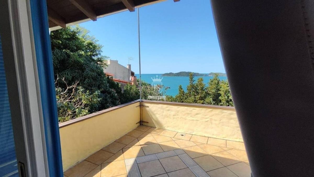 A90 - Casa com piscina e linda vista - centro de Bombinhas