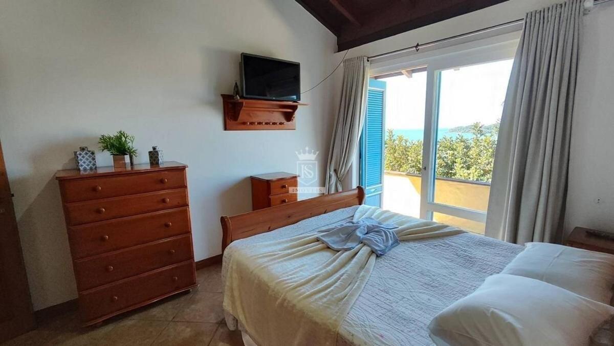 A90 - Casa com piscina e linda vista - centro de Bombinhas