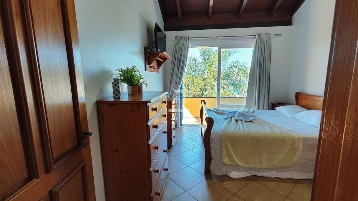 A90 - Casa com piscina e linda vista - centro de Bombinhas