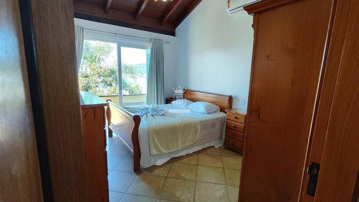 A90 - Casa com piscina e linda vista - centro de Bombinhas