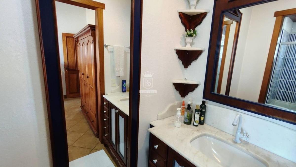 A90 - Casa com piscina e linda vista - centro de Bombinhas