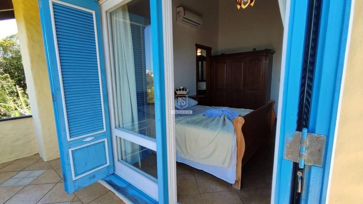 A90 - Casa com piscina e linda vista - centro de Bombinhas