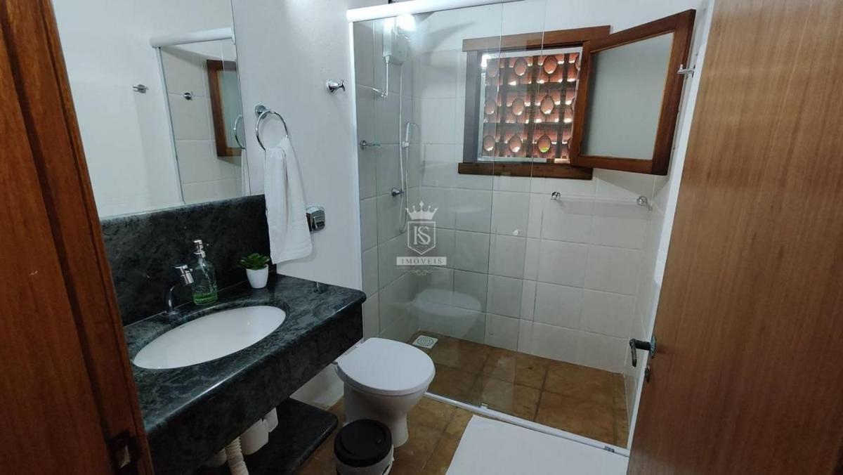 A90 - Casa com piscina e linda vista - centro de Bombinhas
