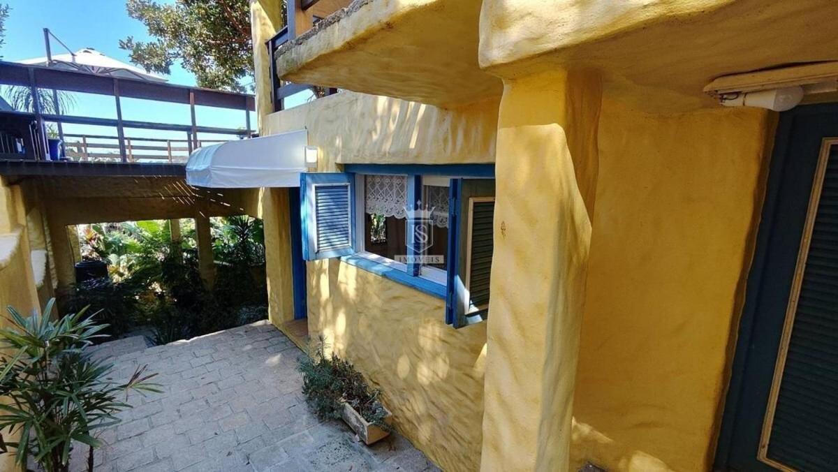 A90 - Casa com piscina e linda vista - centro de Bombinhas