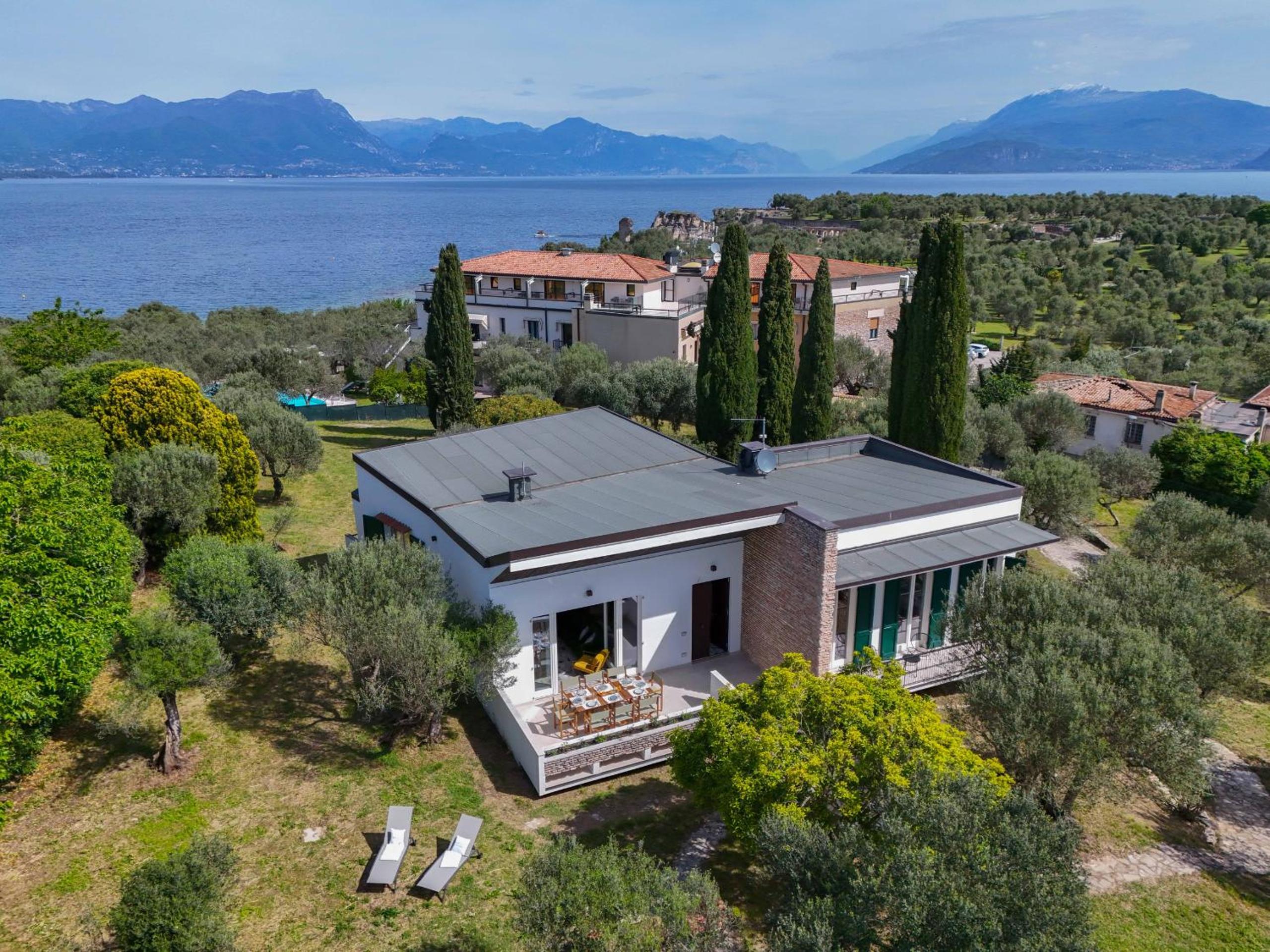 MGH Luxury - Villa Sirmione view 3