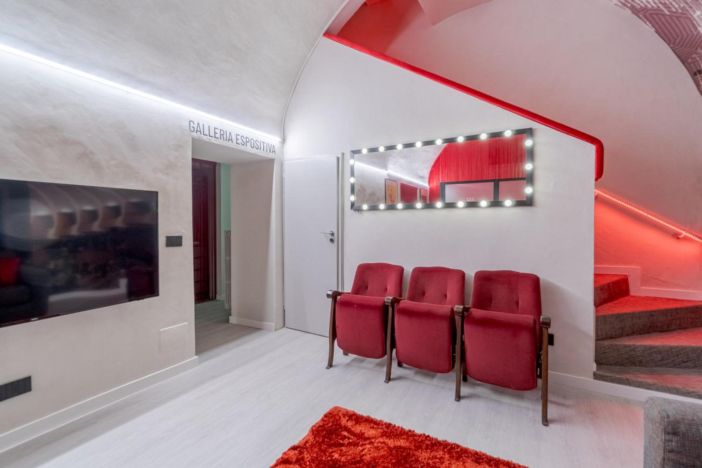 GuestHost - La Suite del Regio! Chic & Central Apartment photo 2