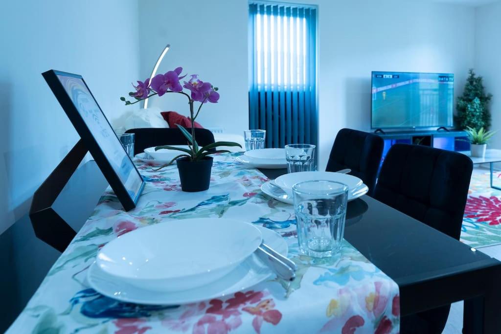 Luxury Ground Floor 2 Bedroom Apartment free WiFi & Parking