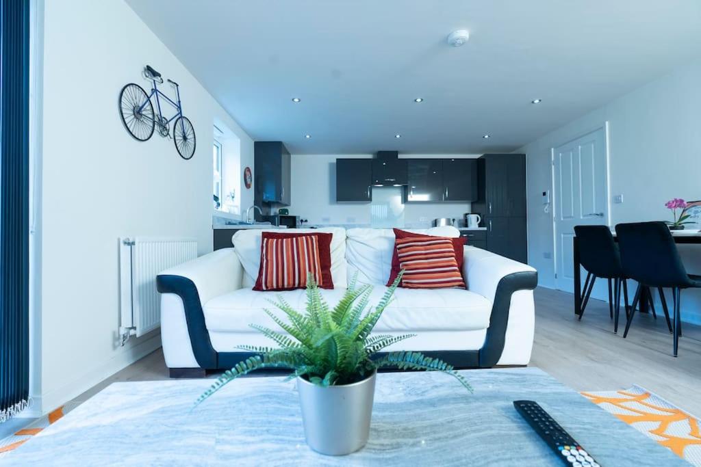 Luxury Ground Floor 2 Bedroom Apartment free WiFi & Parking