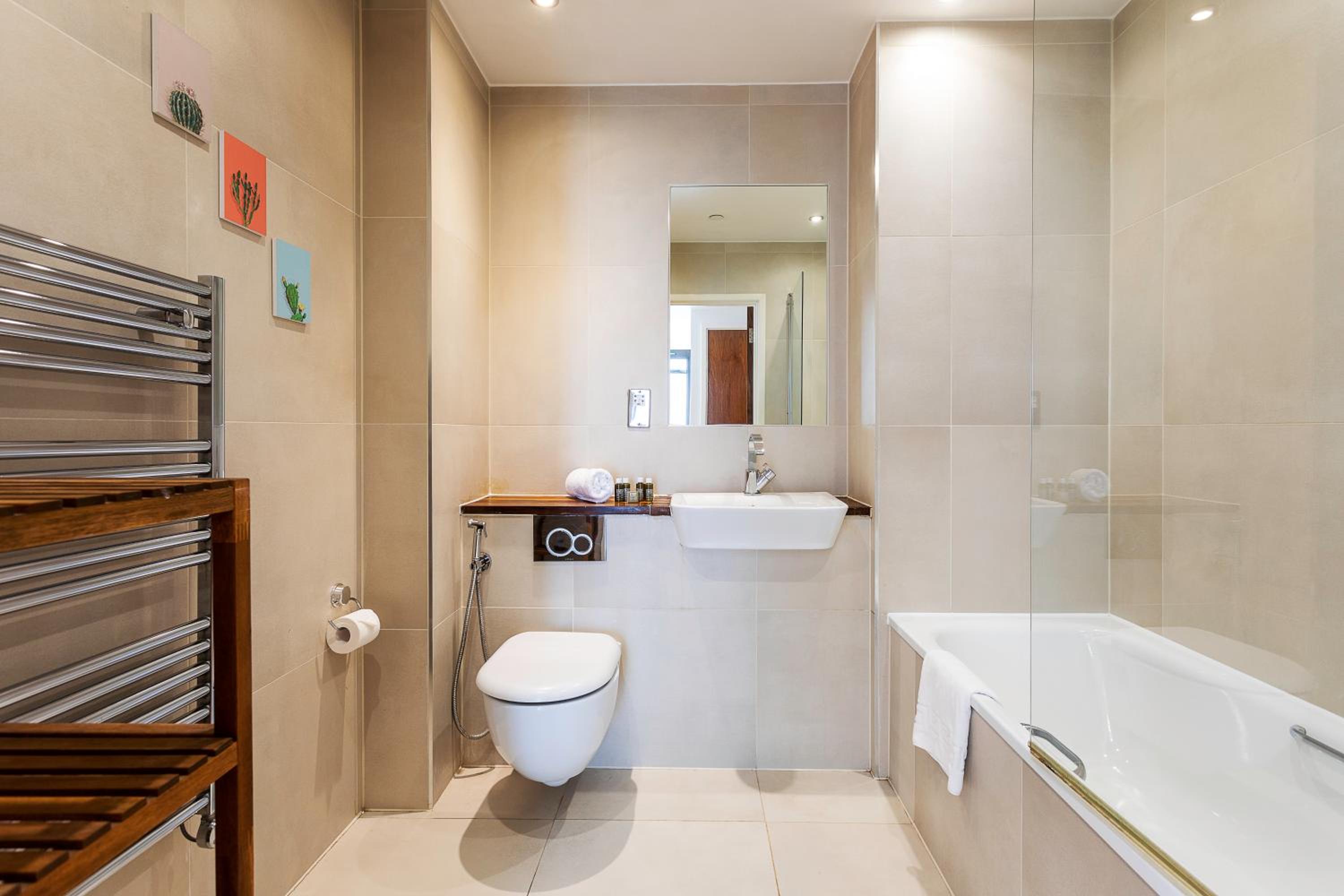 Cityscape Serenity - 2BR Westminster Apartment