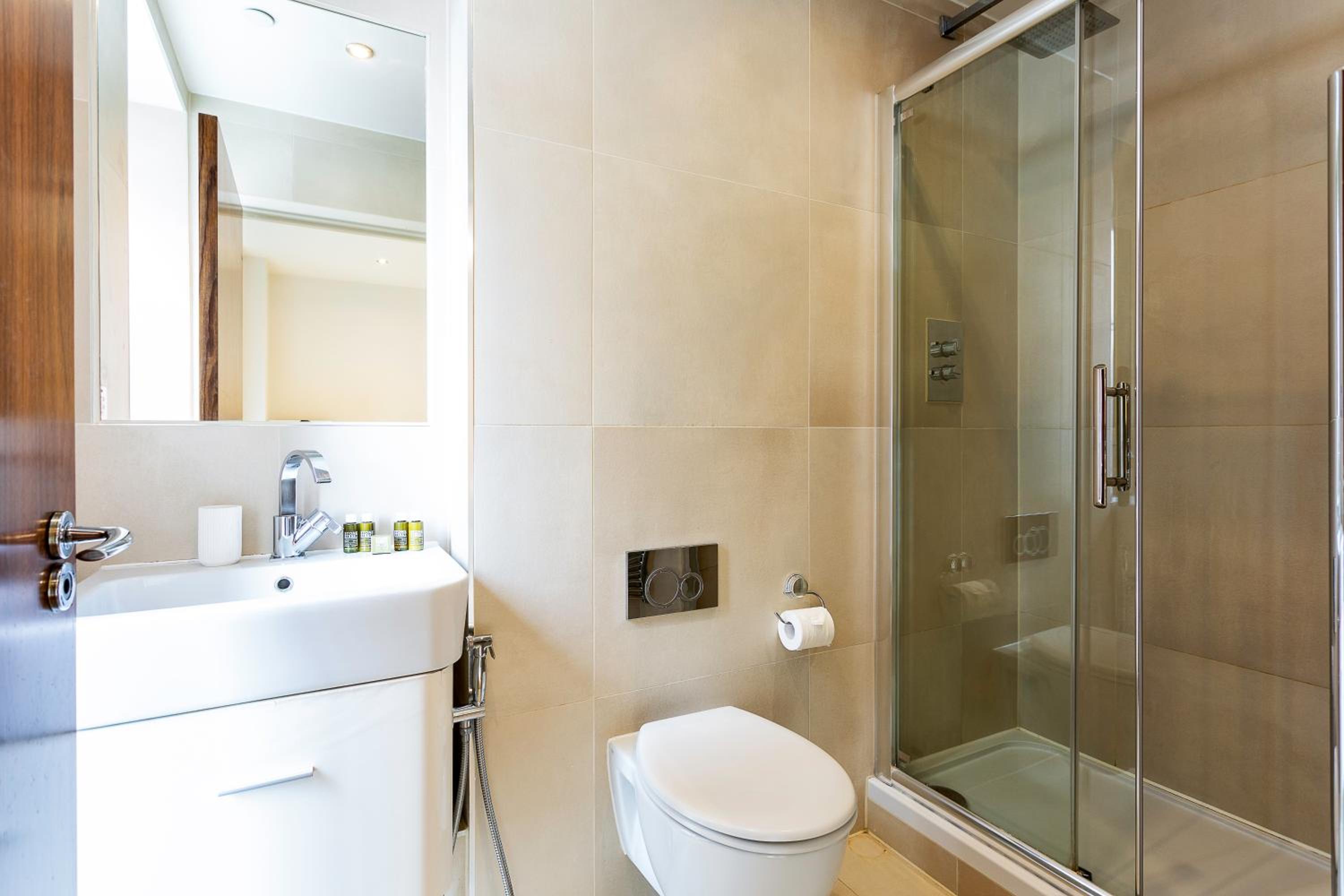 Cityscape Serenity - 2BR Westminster Apartment
