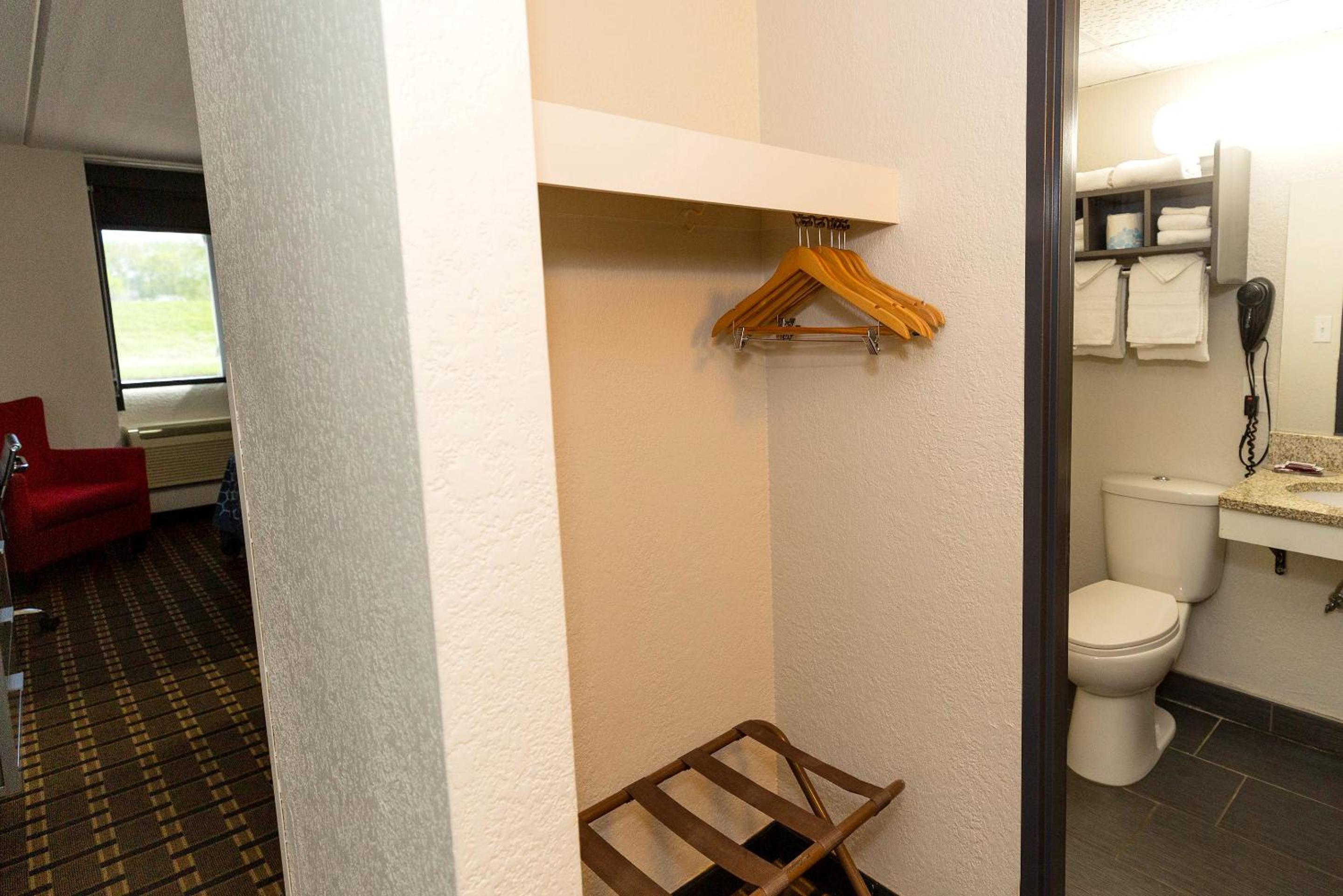 Mankato Vacations - Coratel Inn  Suites by Jasper Mankato - Property Image 9