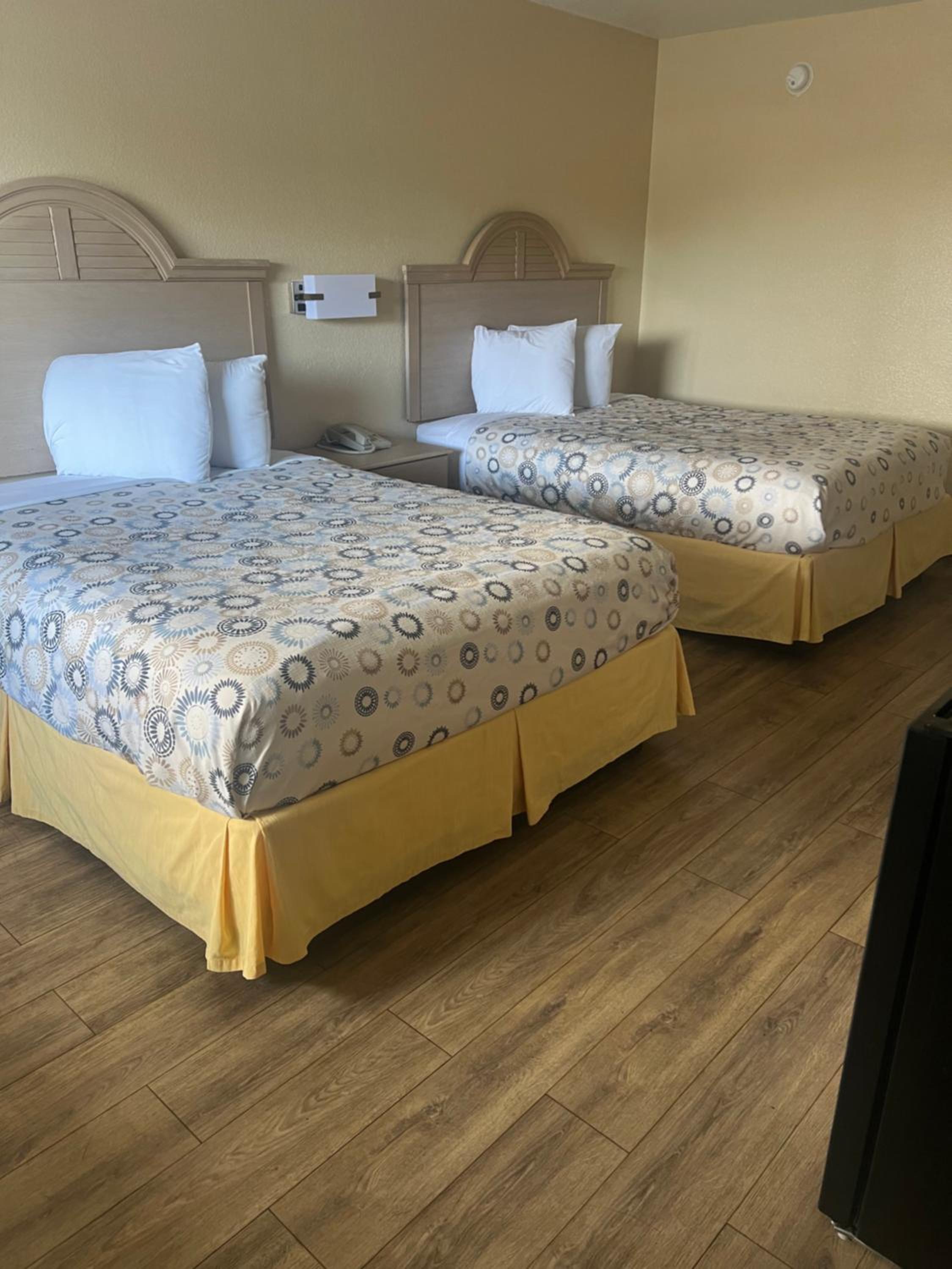 Hole Inn the Wall Hotel - Fort Walton Beach - Sunset Plaza - nearby Beaches & Hurlburt