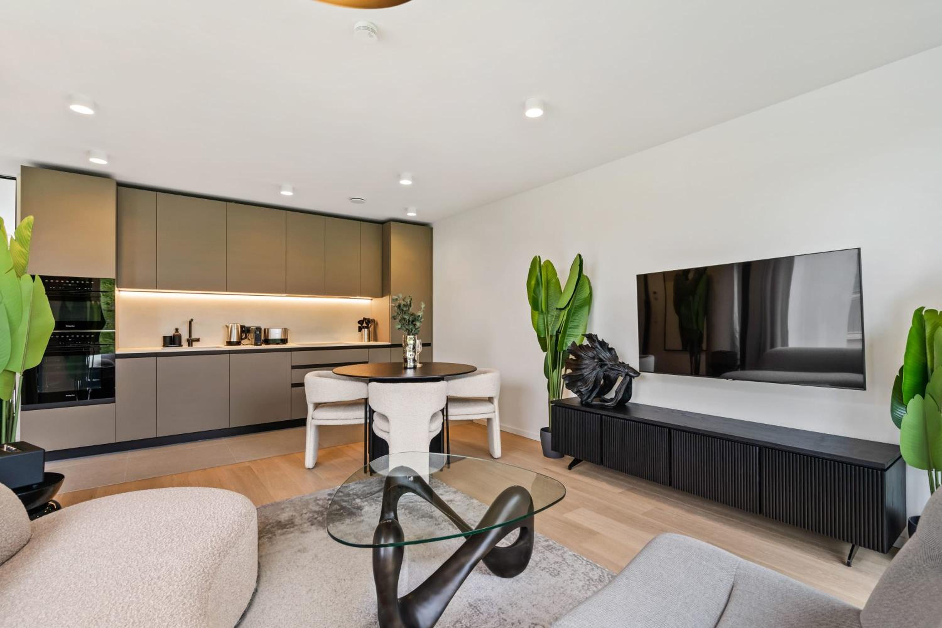 Luxury Downtown Apartment with Modern Amenities