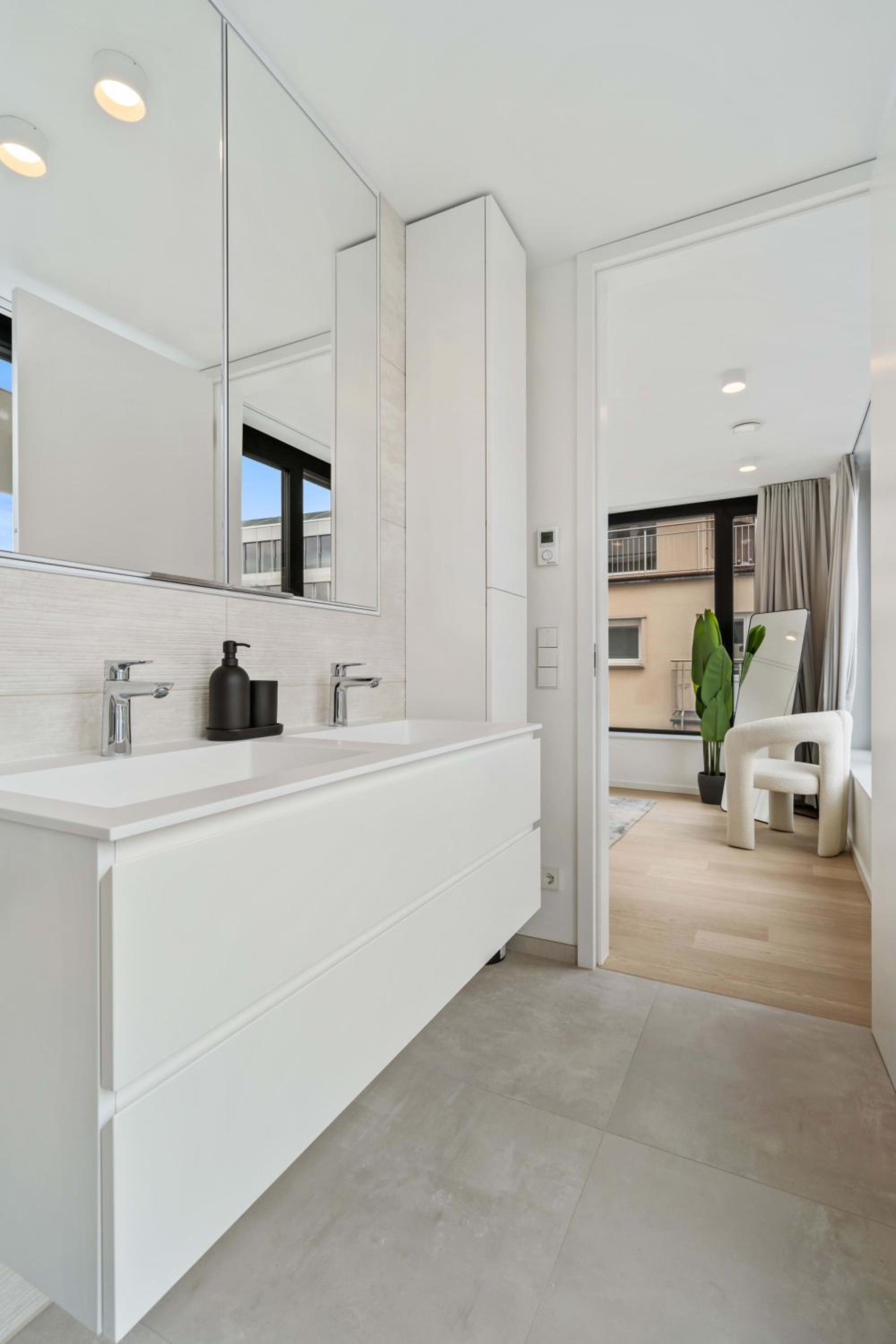 Luxury Downtown Apartment with Modern Amenities