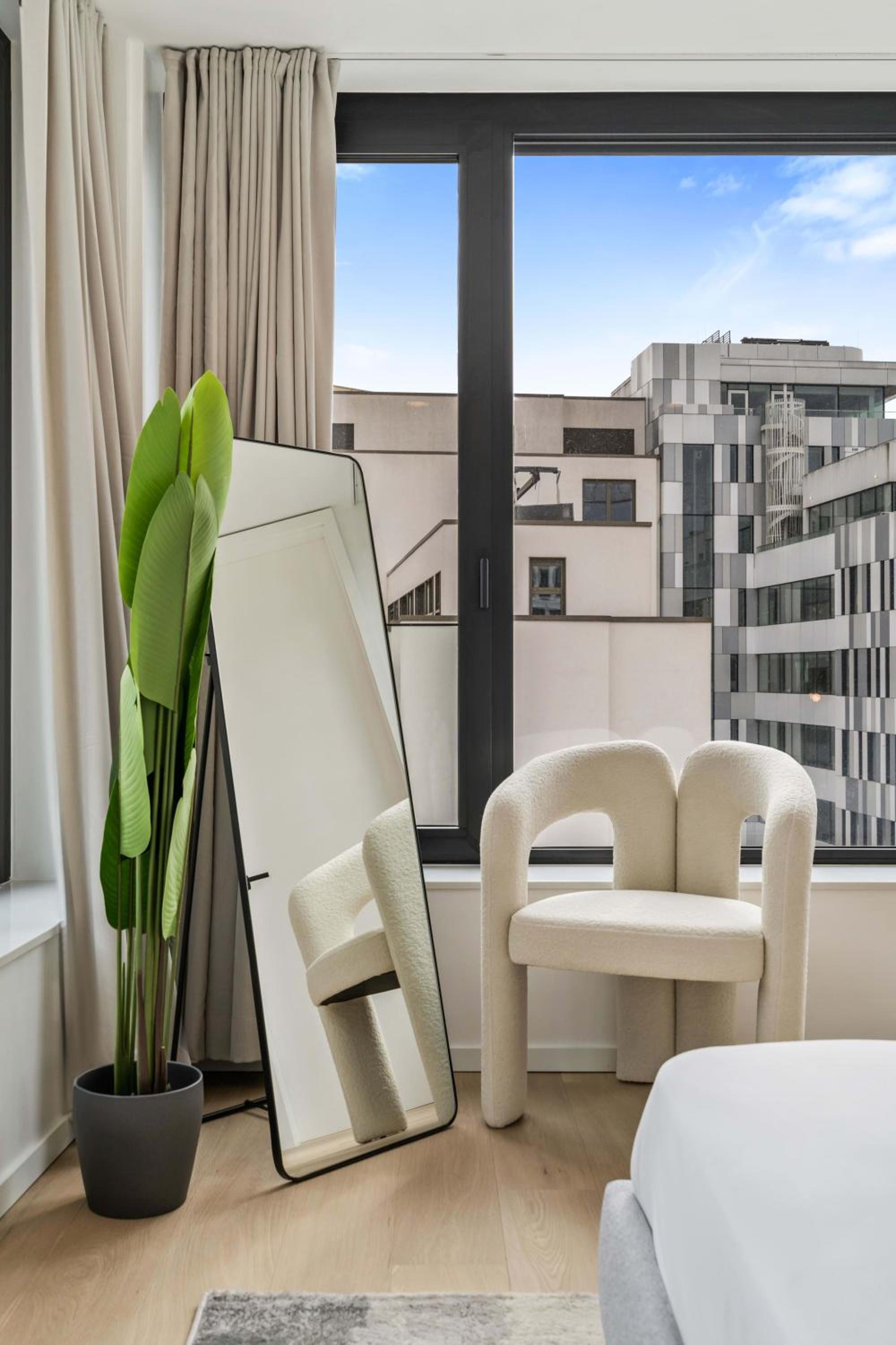 Foto 13 de 28 de Stylish Downtown Escape with Comforts