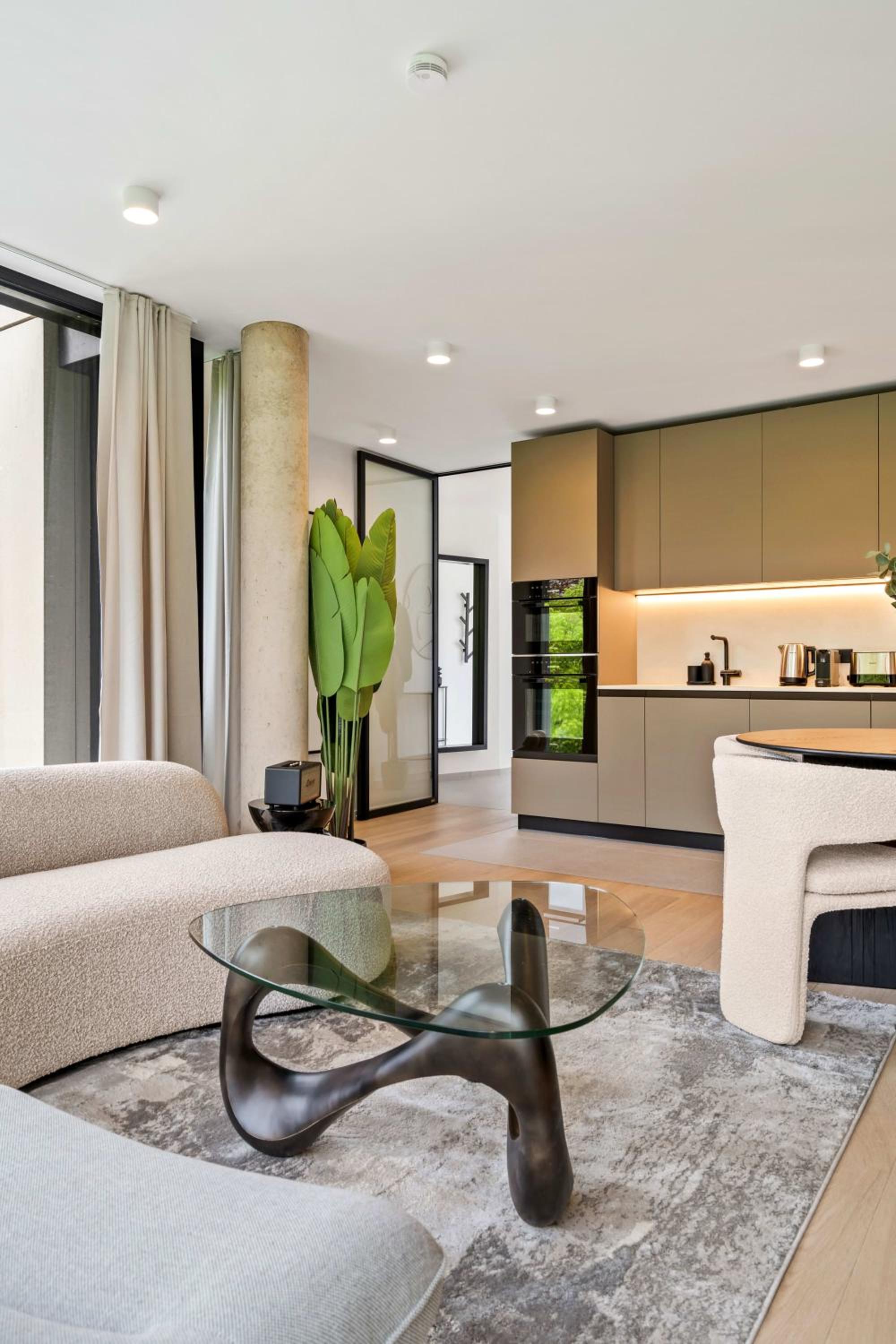 Foto 12 de 28 de Stylish Downtown Escape with Comforts