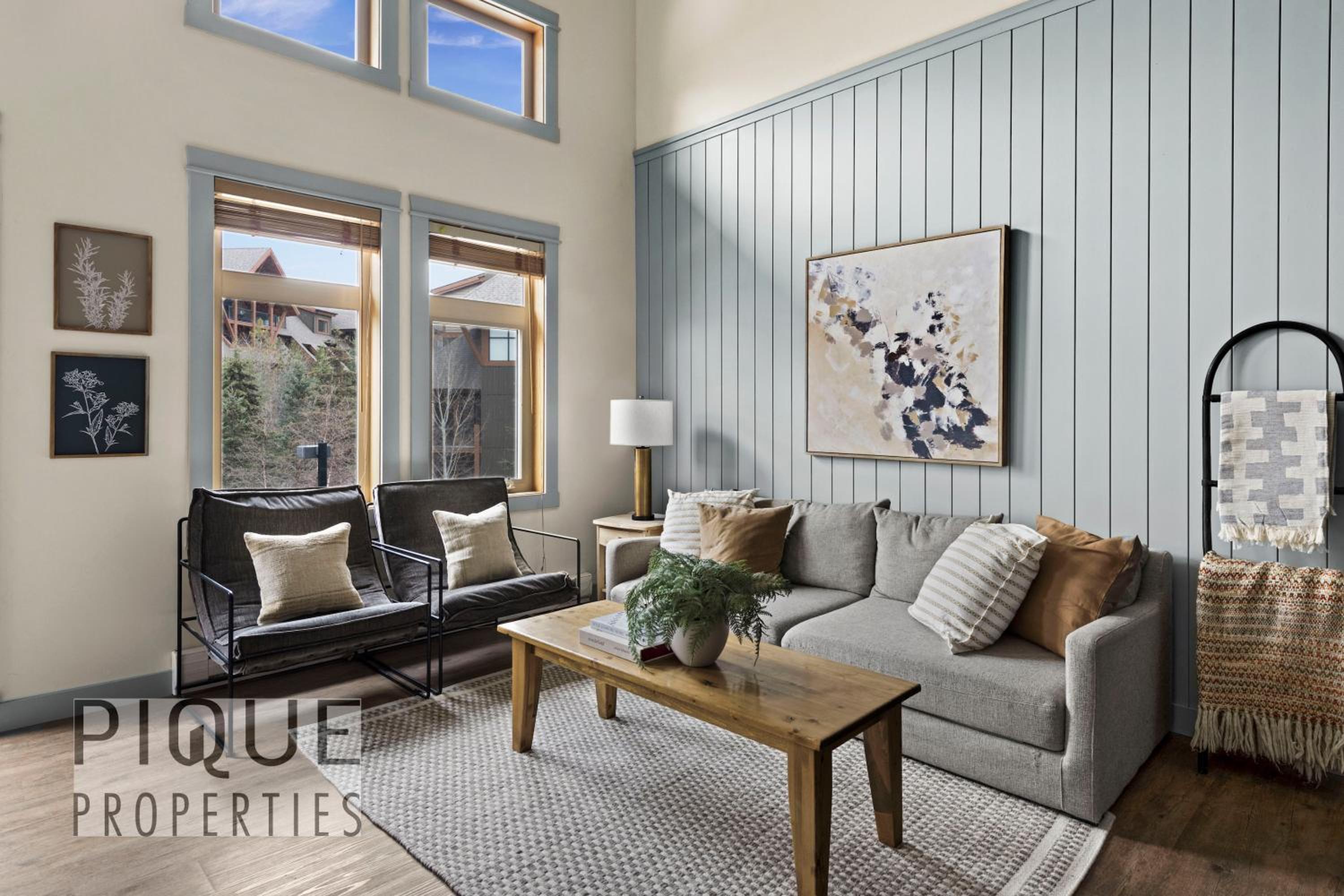 Hotel Mountain Loft Retreat, Heated Pool & Hot Tub, Free Ug Parking, Bbq/balcony, Wifi, Netflix, Sleeps 6!