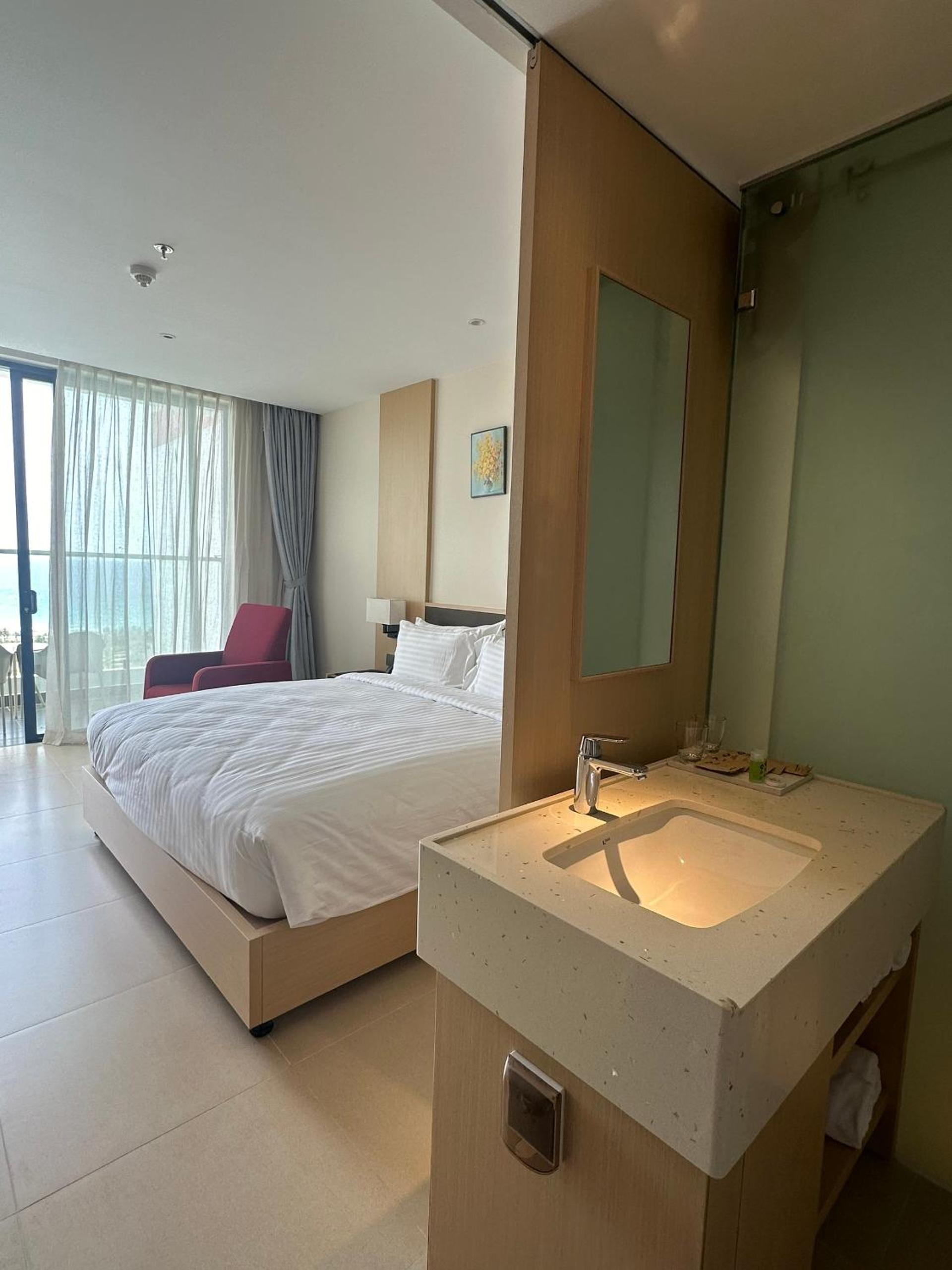 Infinity Sea View Apartment - The Arena Cam Ranh view 4
