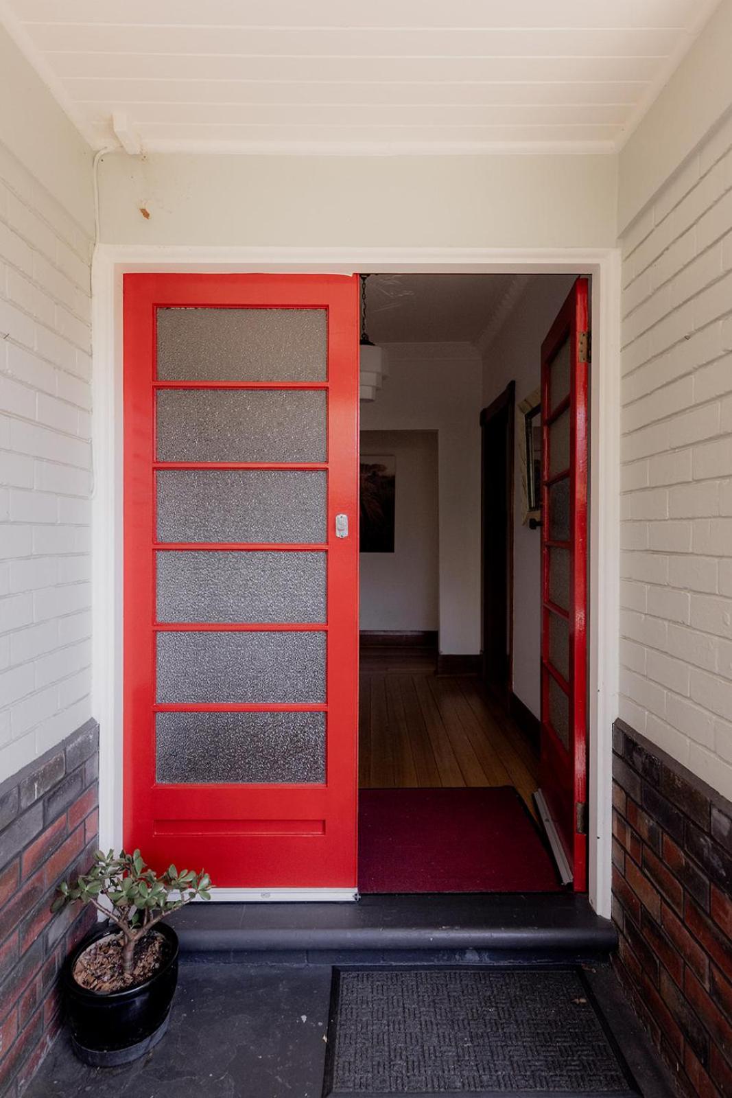 Spacious home near the Derwent in Sandy Bay