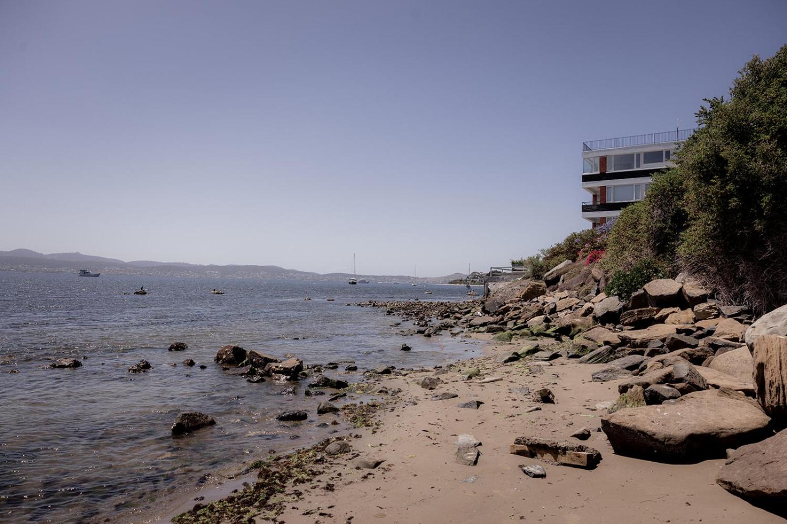 Spacious home near the Derwent in Sandy Bay