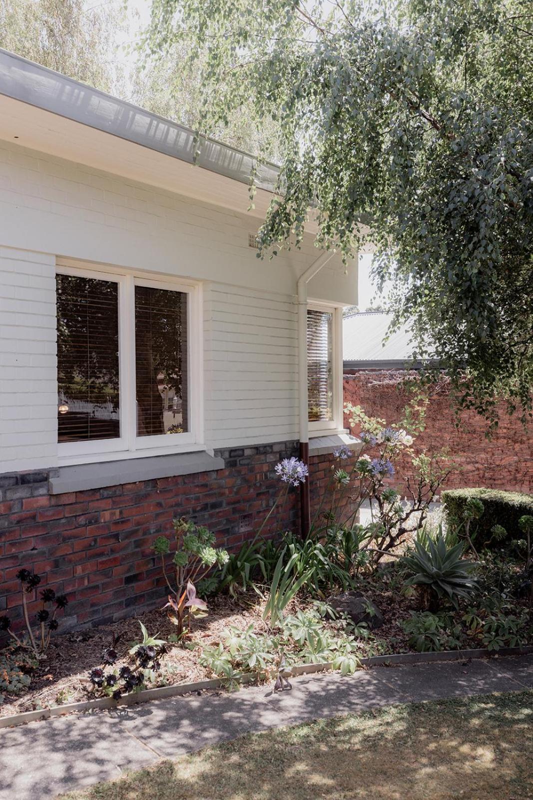 Spacious home near the Derwent in Sandy Bay