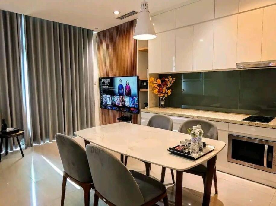 The Rixx Stylish in D1 at Ben Thanh with Netflix pool bathtub